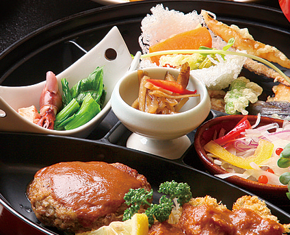 まえだの若鶏の唐揚げとハンバーグ大椀膳ランチ
