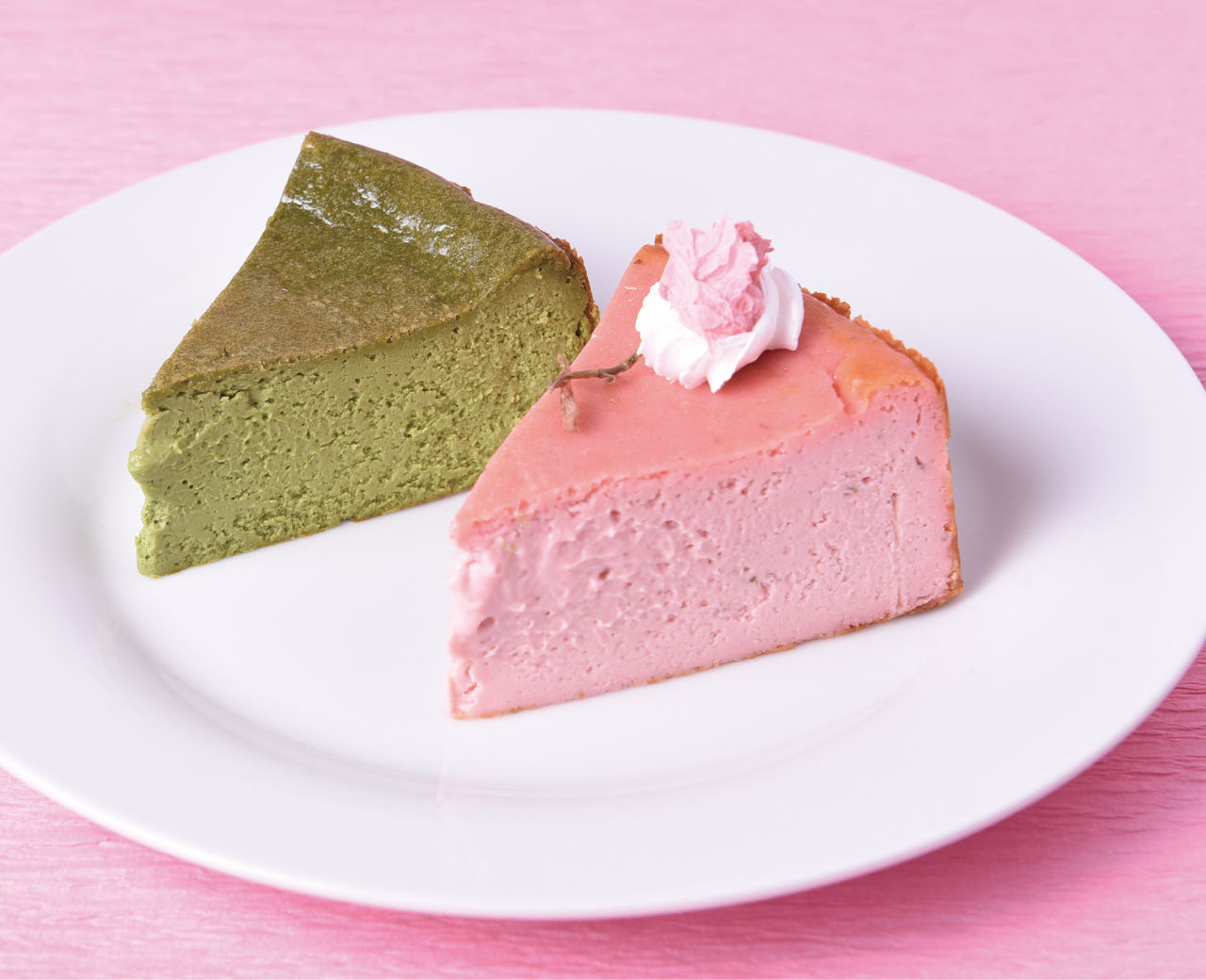 桜のチーズケーキと抹茶のバスクチーズケーキ