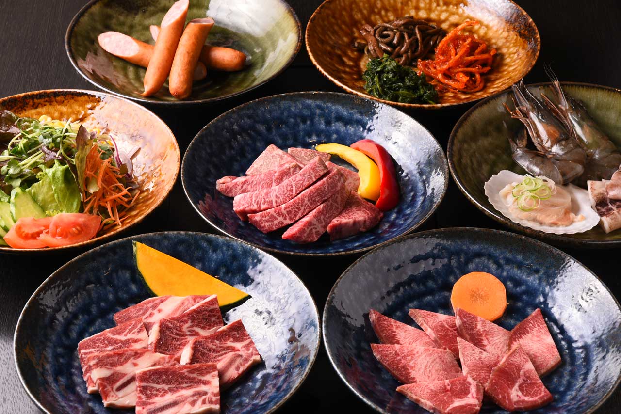 飛騨牛カルビや飛騨牛ランプステーキの他にも、上質なフィレステーキ、豚ロース、和牛タン、和牛ハラミなど様々な種類の焼き肉を贅沢に楽しめる。