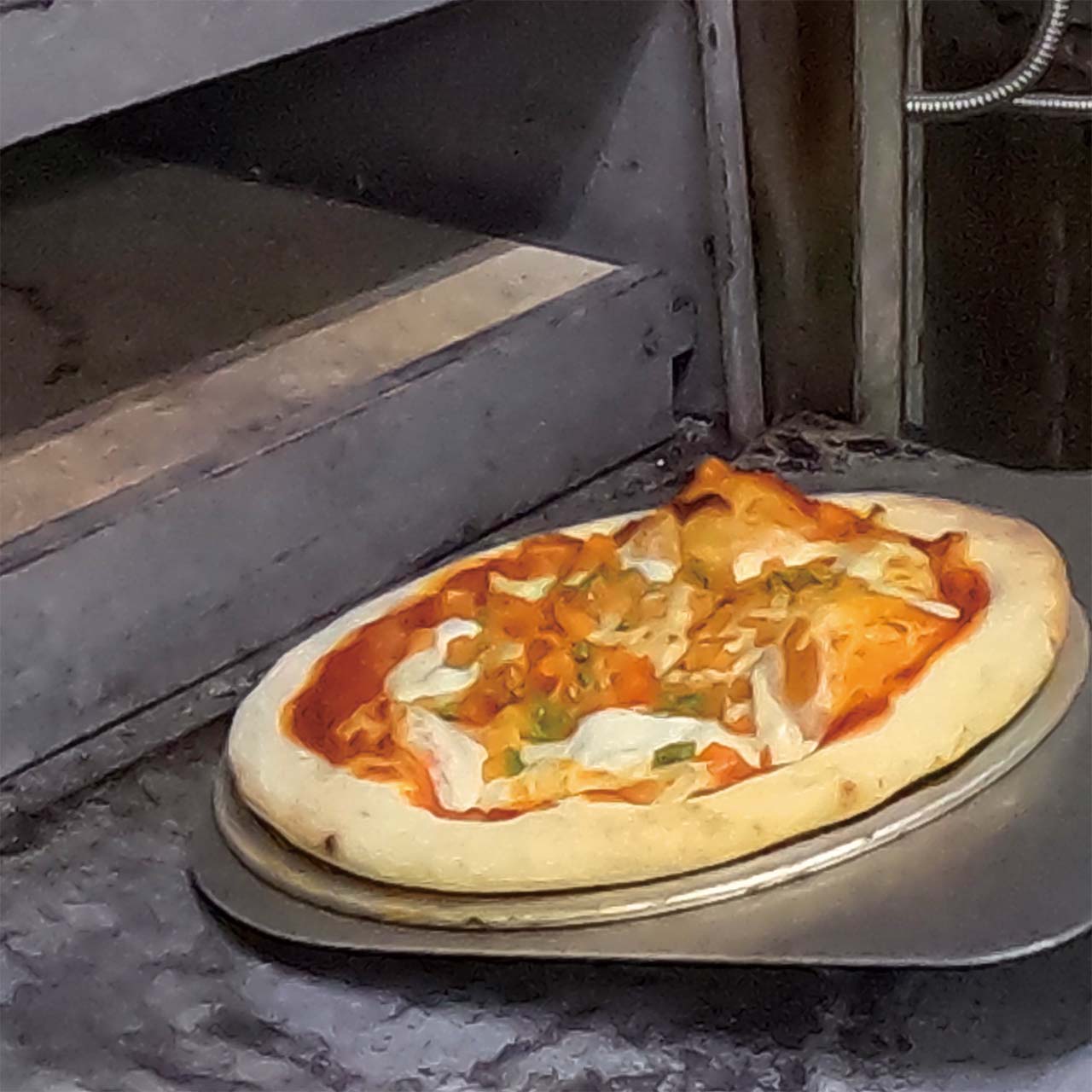 店内の窯でカリッと焼き上げるピザ。