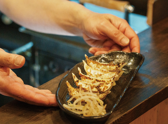 餃子焼き機の分厚い鉄板でパリッと焼かれた餃子~!