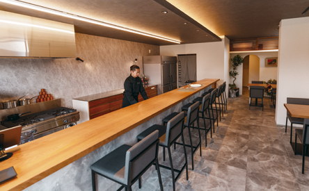 カウンターとテーブル席が用意された店内。店主の故郷である恵那の名産である栗に寄せて、カウンターには栗材を使用