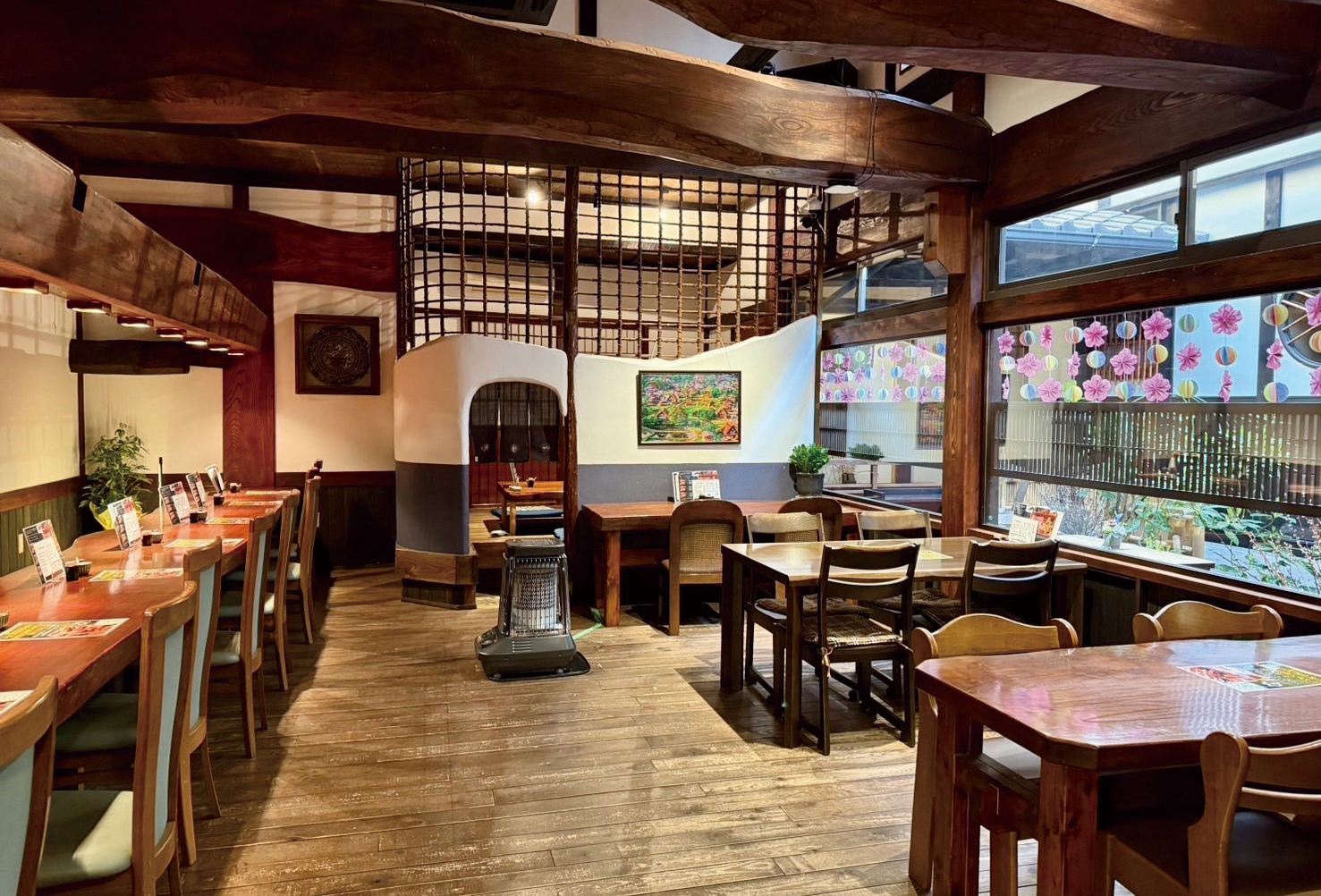 鰻の成瀬の広々とした店内