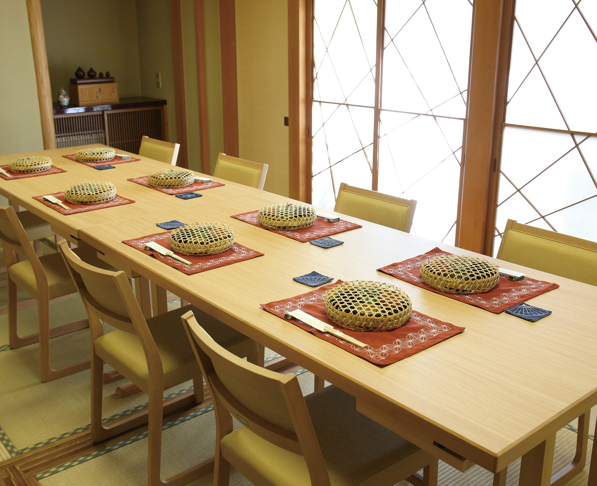 個室テーブル席でのお食事も可能（8名まで、予約時に）