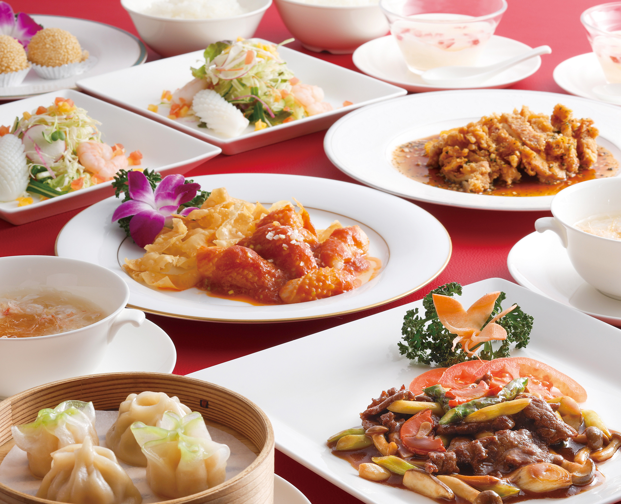 サラダから杏仁豆腐まで全8品と豪華な内容のレディースランチ3,480円（2名～）