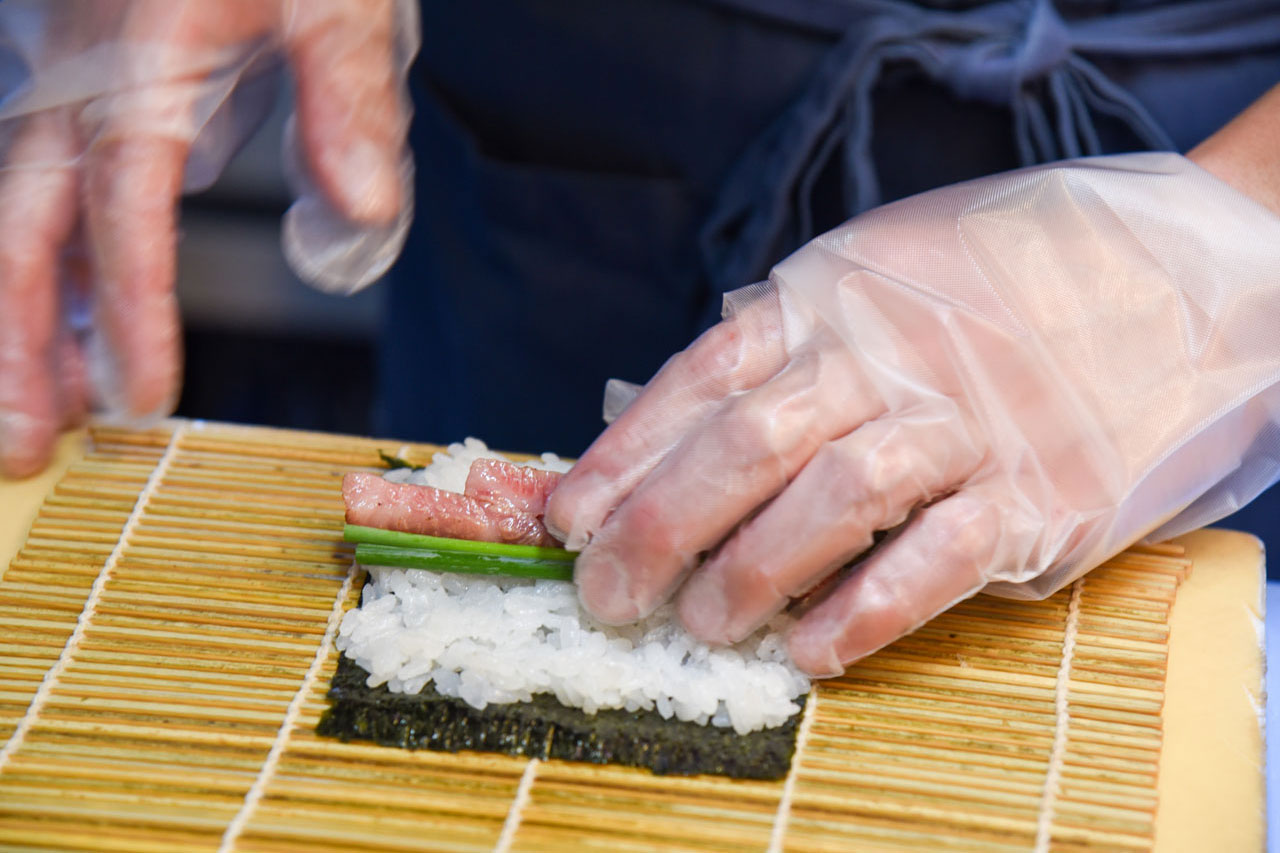 盛り合わせの中でも人気の高い〈飛騨牛鉄火〉。海苔とネギのさわやかさが、肉の旨みをより引き立てる。飛騨牛はもちろん、酢飯に使う米やその他の素材も地元産にこだわり厳選している!