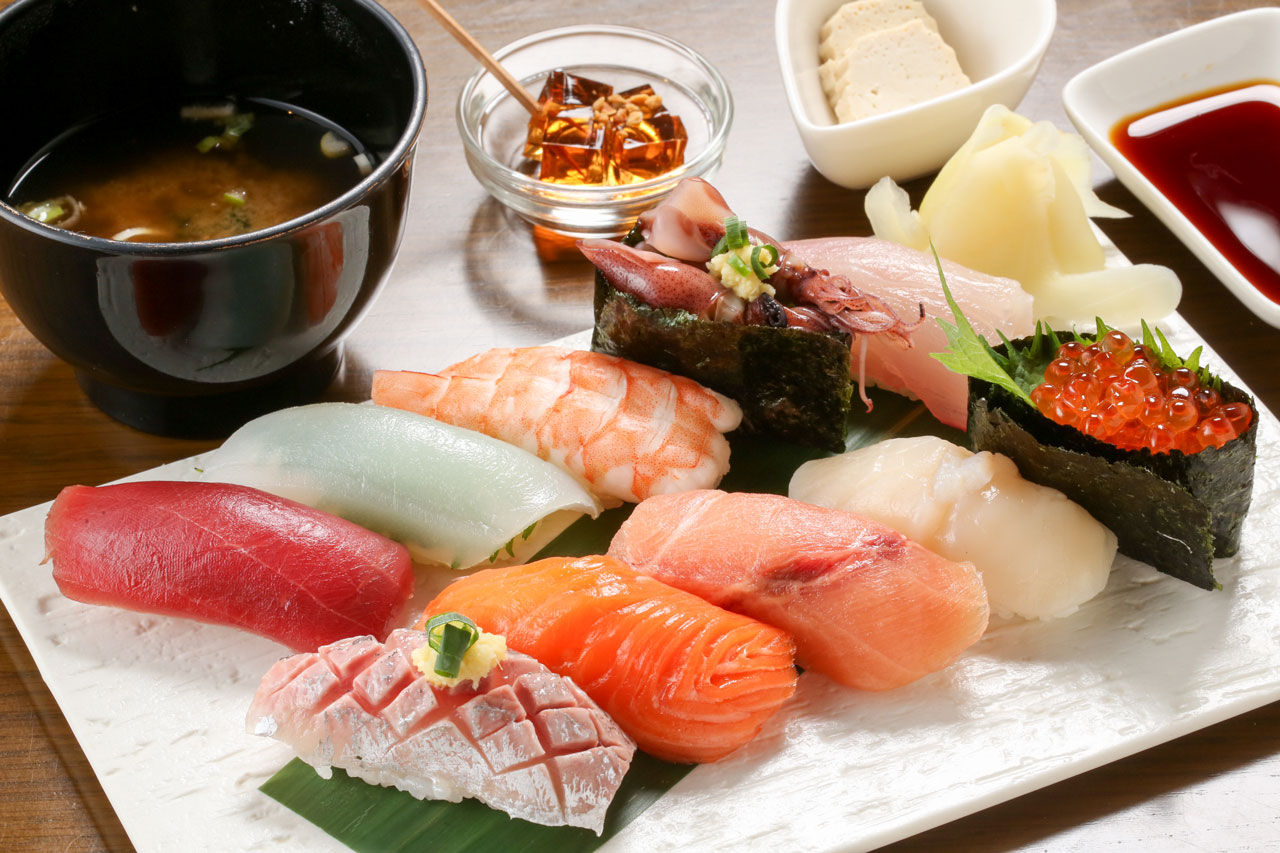 店内ではその他の飛騨牛料理をはじめ、毎朝市場から仕入れた新鮮な魚介を使った寿司や海鮮丼なども楽しめる!確かな目利きとていねいな仕事で仕立てた1品を、腰を据えてじっくり堪能するのもあり。