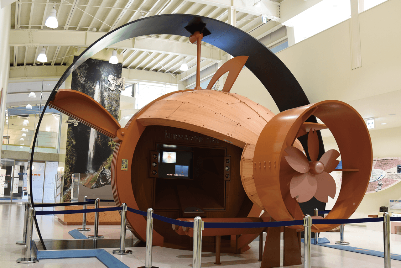 映像でダム湖の中を冒険する潜水艦型アトラクション