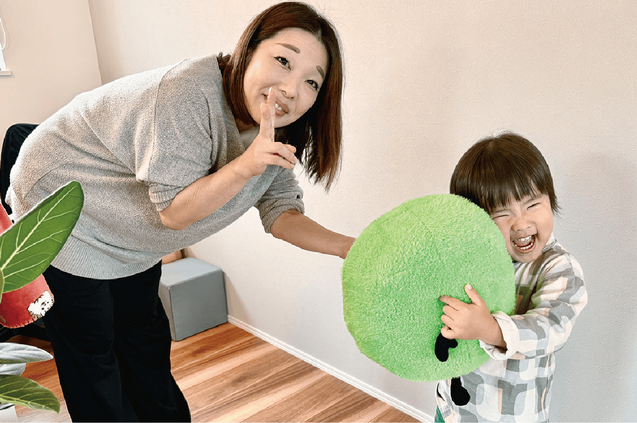 女性スタッフと子供