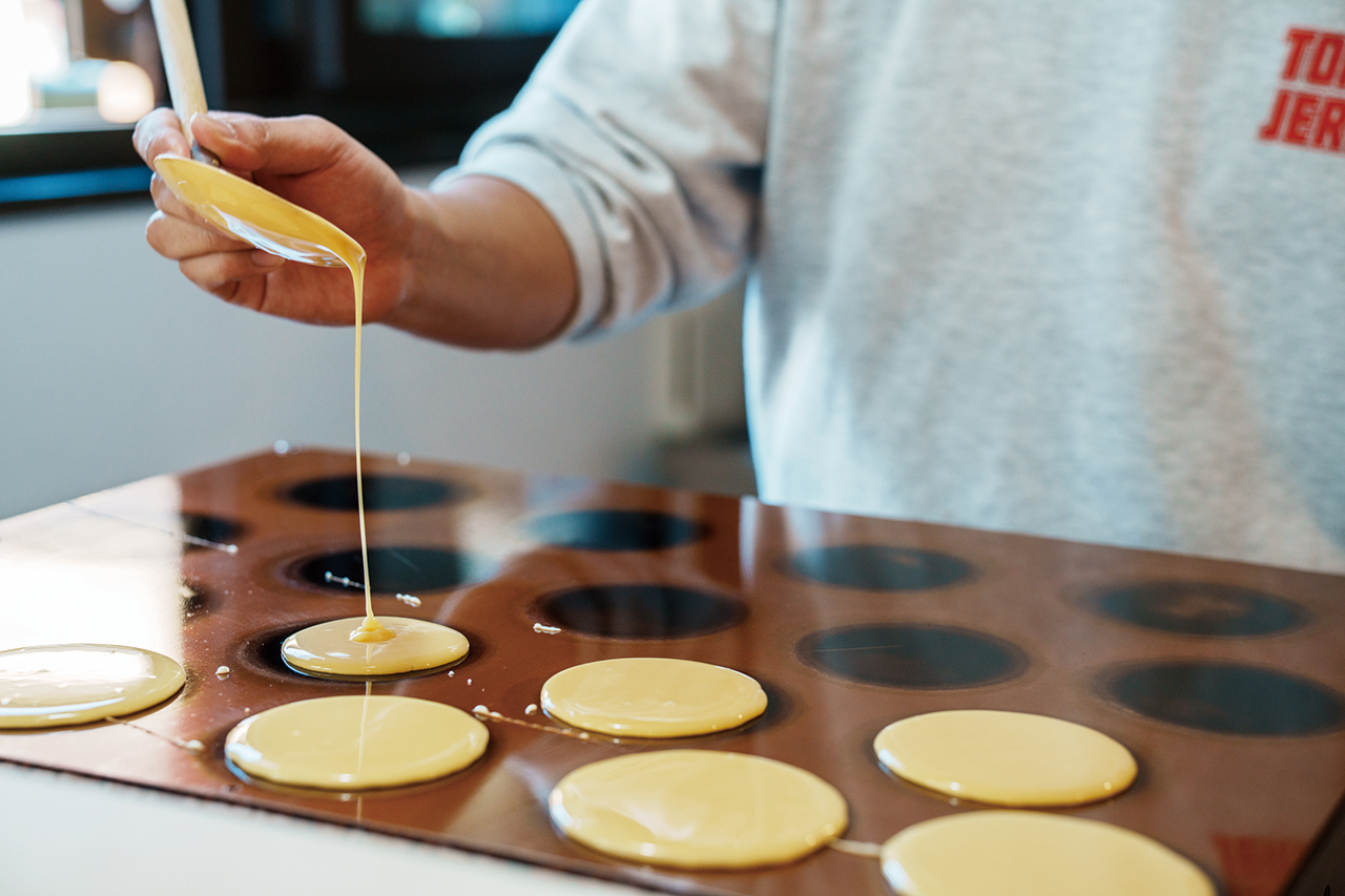 どら焼きを焼いている写真