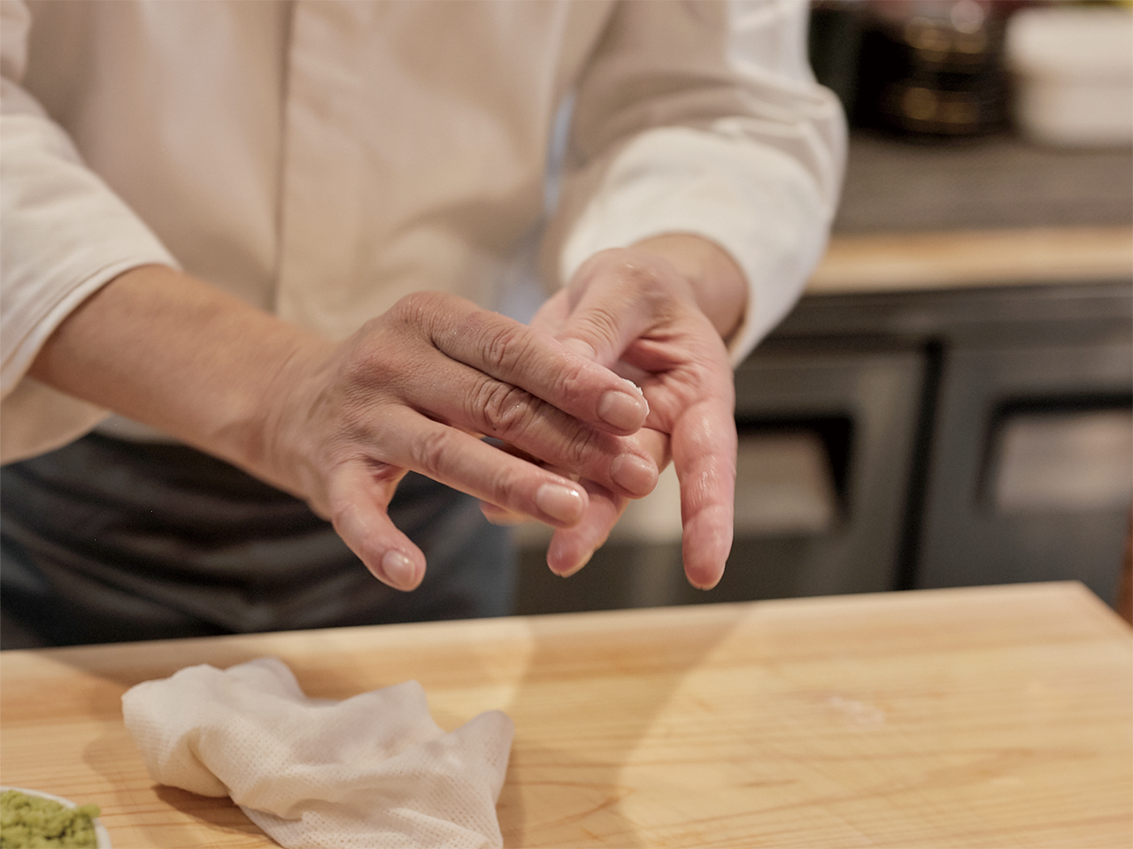 寿司を握っている写真