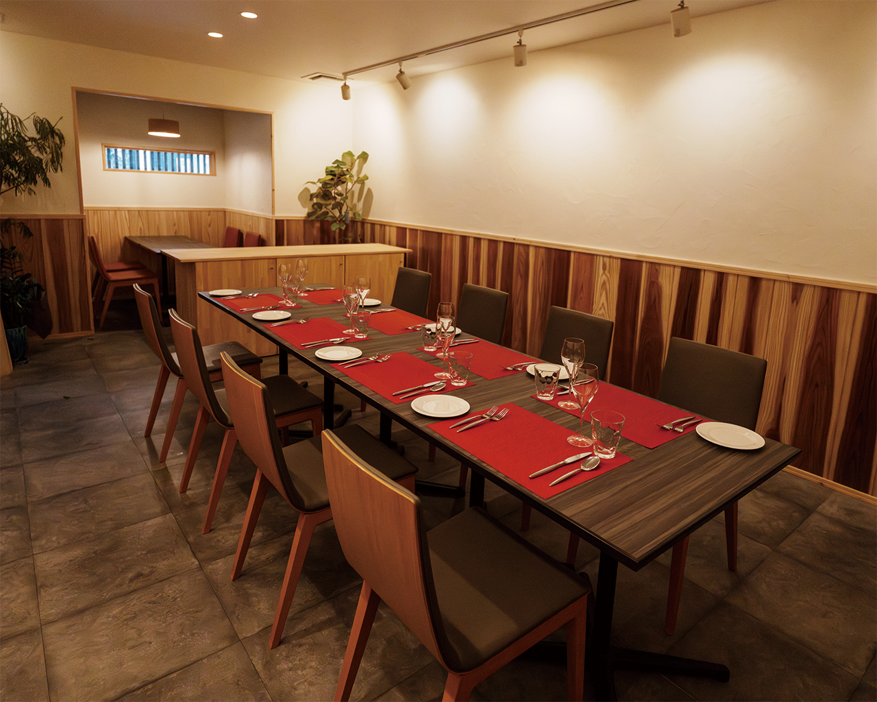 餃子と〈餃子 王〉の外観の写真