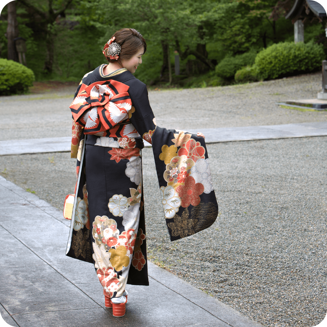 エム・デュー 祖母が誂えてくれたという着物には華やかな帯で和モダンに。