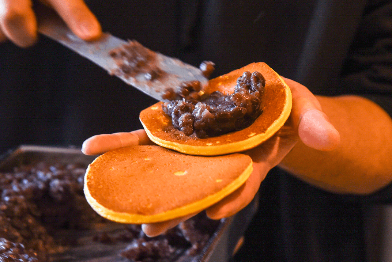 Sweet Days どら焼き専門店　どら焼きにあんこを入れている様子