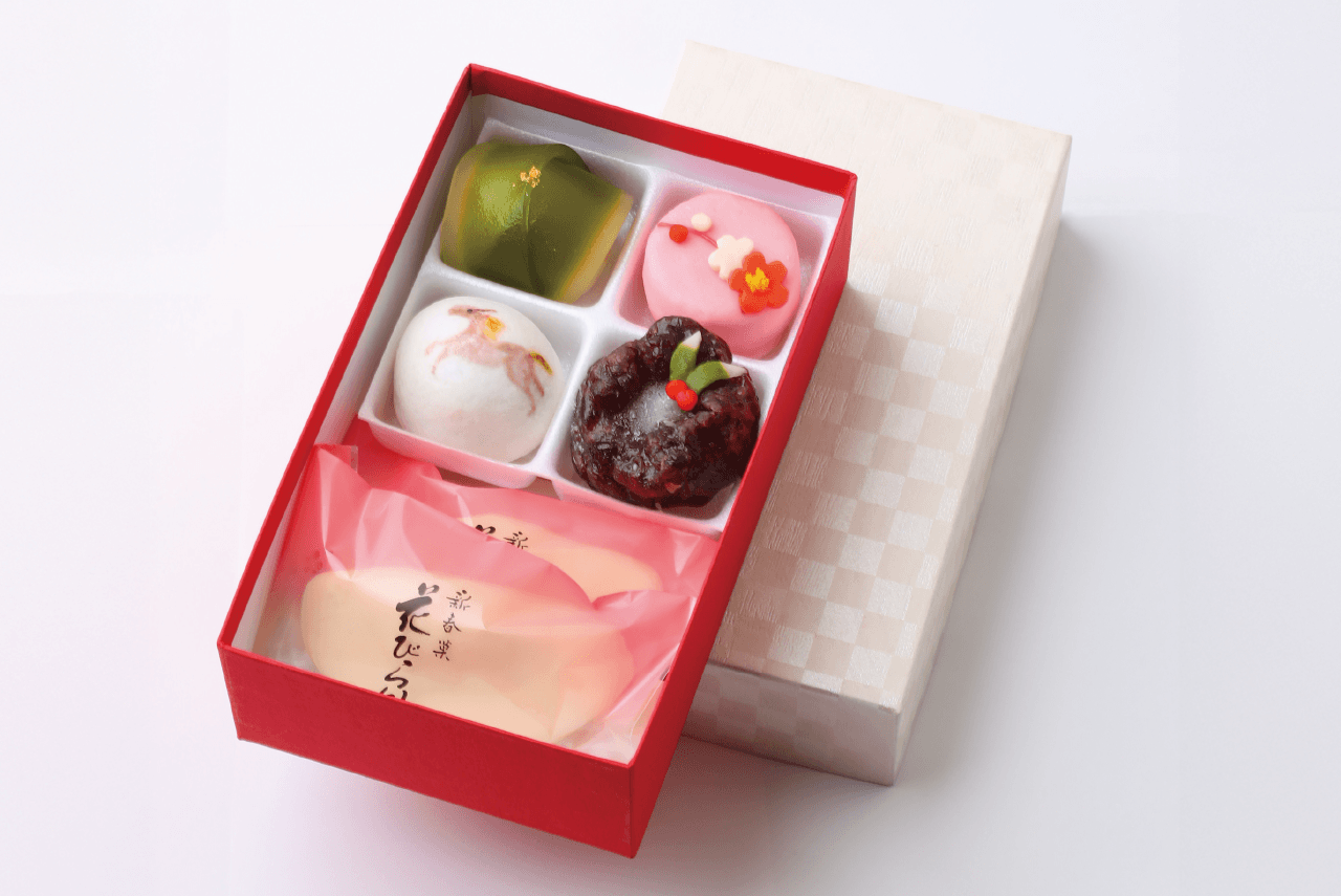 和菓子処 稲豊園 華やかな生菓子4種と花びらもち2個入りの「宴」。2,450円