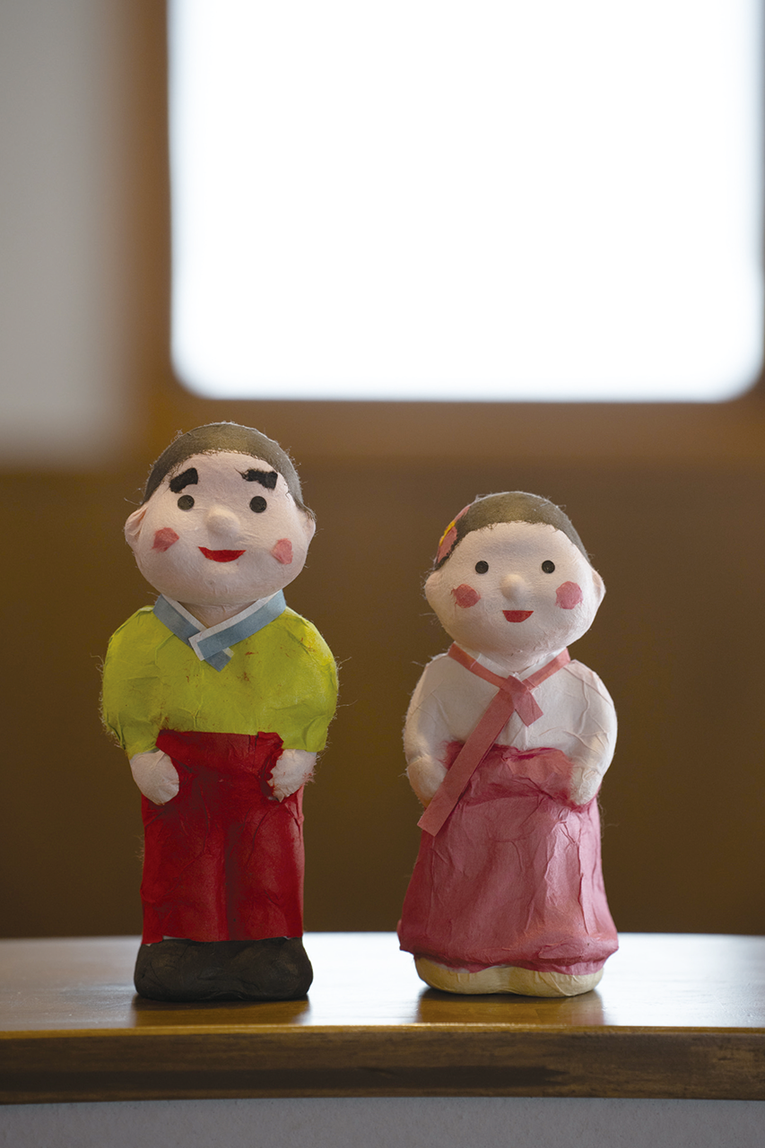 韓国の韓紙を貼った人形の写真