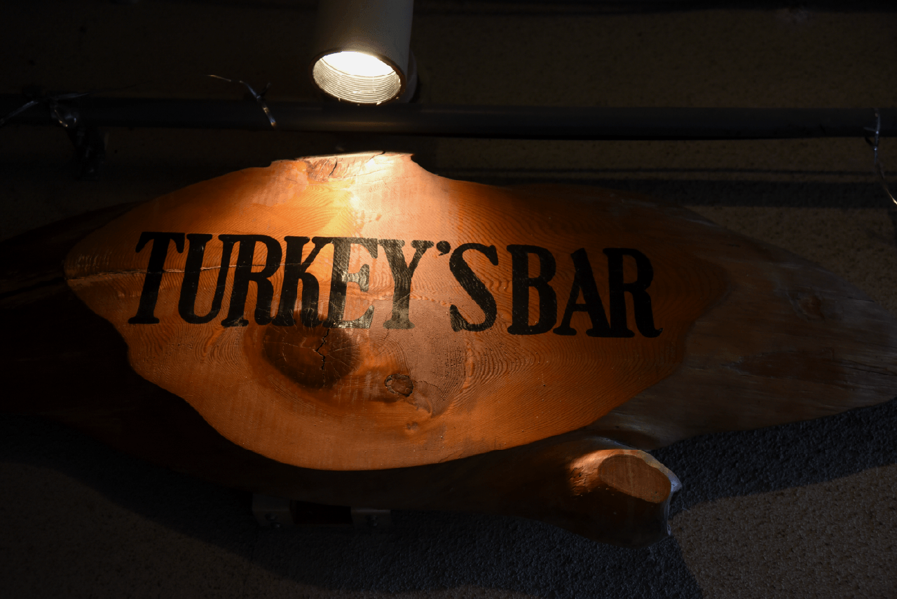 TURKEY'S BAR 外の看板