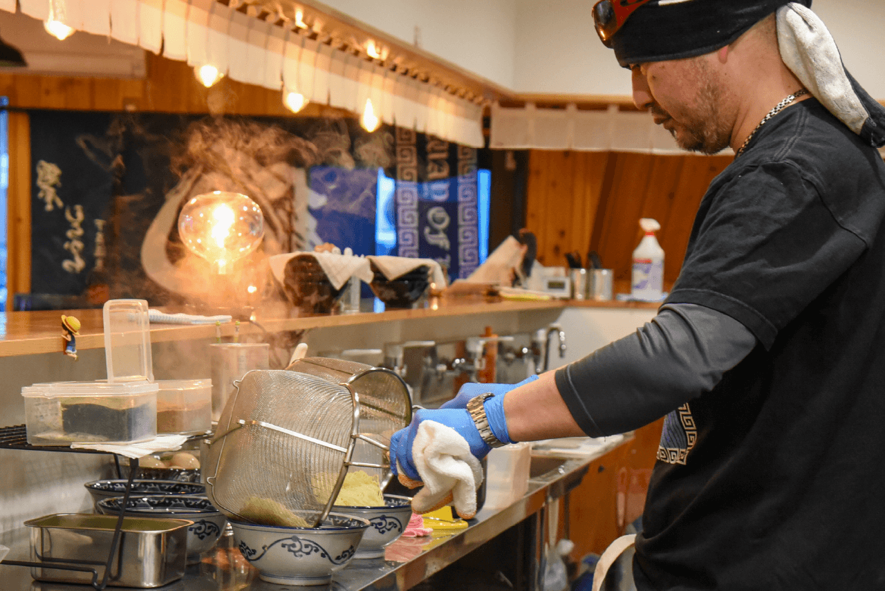 厨房での調理姿