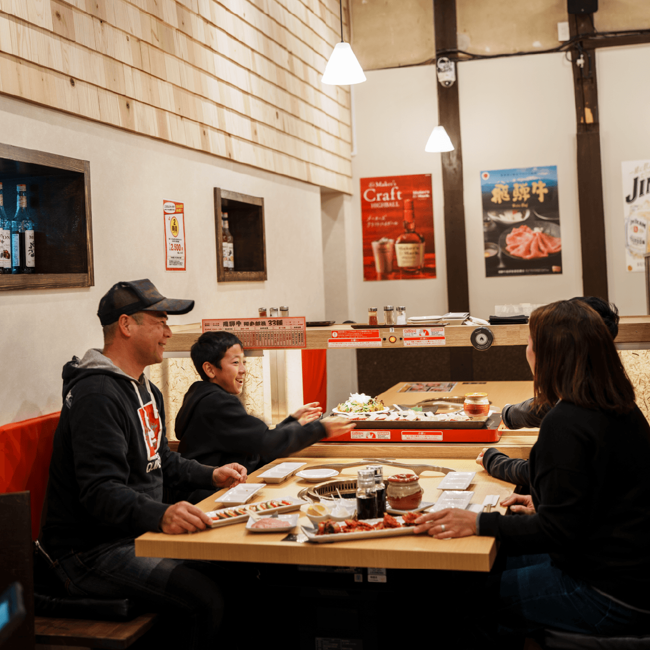 レーン焼肉「にくどこ」の店内のテーブル席