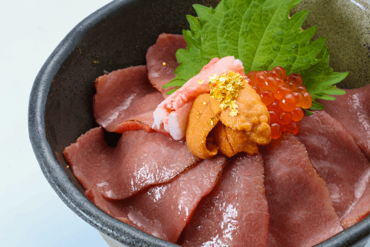 創作郷土寿司本舗 梗絲の炙り飛騨牛と3種の海鮮贅沢丼