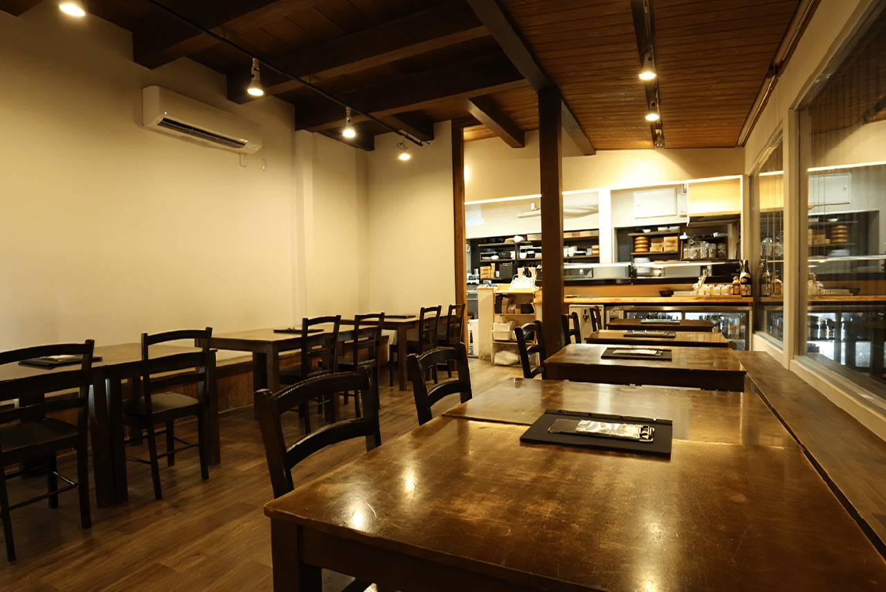 創作郷土寿司本舗 梗絲の店内のテーブル席