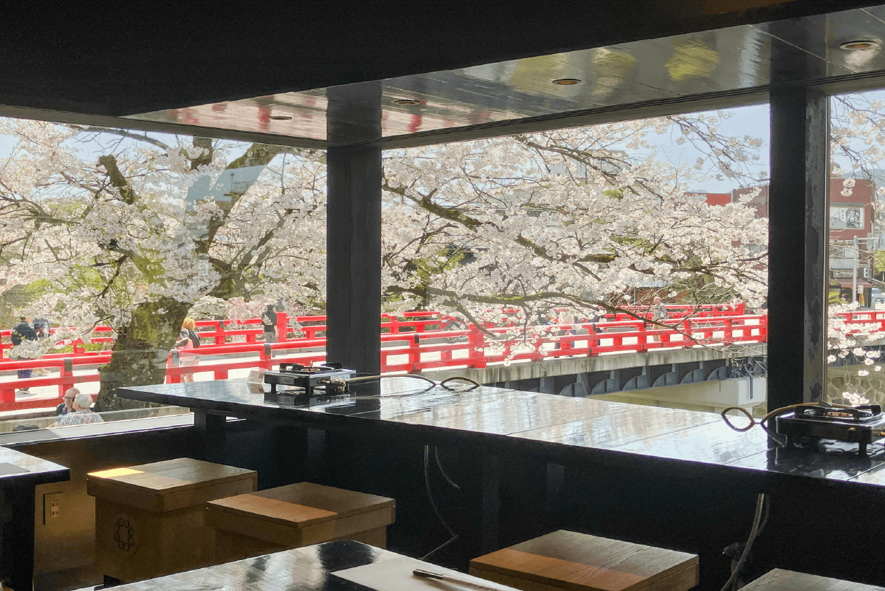 飛騨牛すきやき しゃぶしゃぶ 中橋わかちやの店内からみた高山の景色