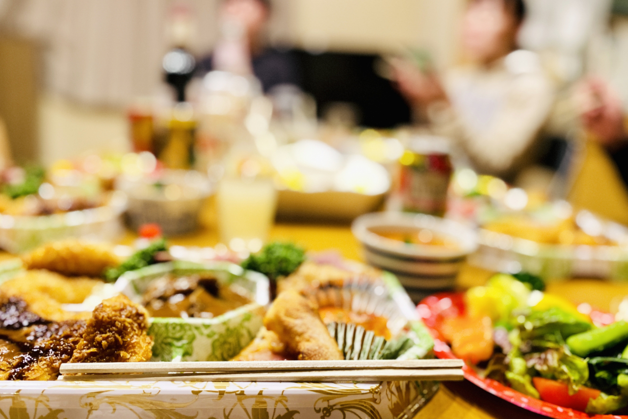 ジャンクス201号室 出前メニューも豊富。スーパーや他店からの食事持ち込みもOK! （電子レンジ・食器類・調味料完備）。