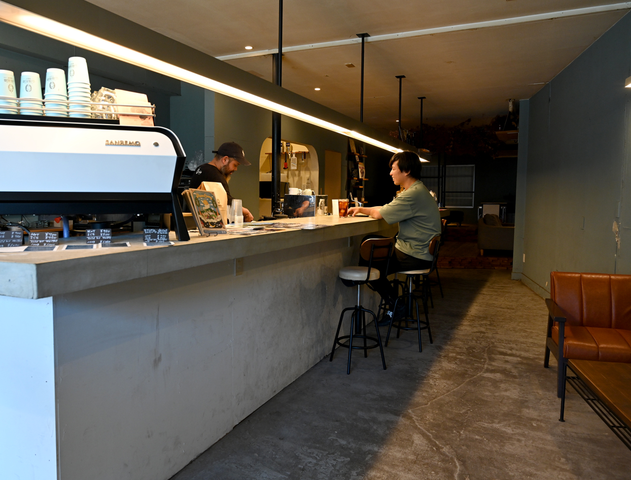 インダストリアルな雰囲気の店内で、コーヒーを堪能。