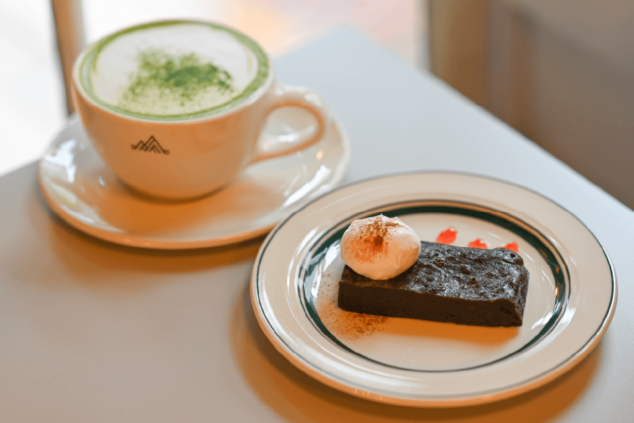 この組み合わせも良き、ブラウニーと〈抹茶ラテ〉。