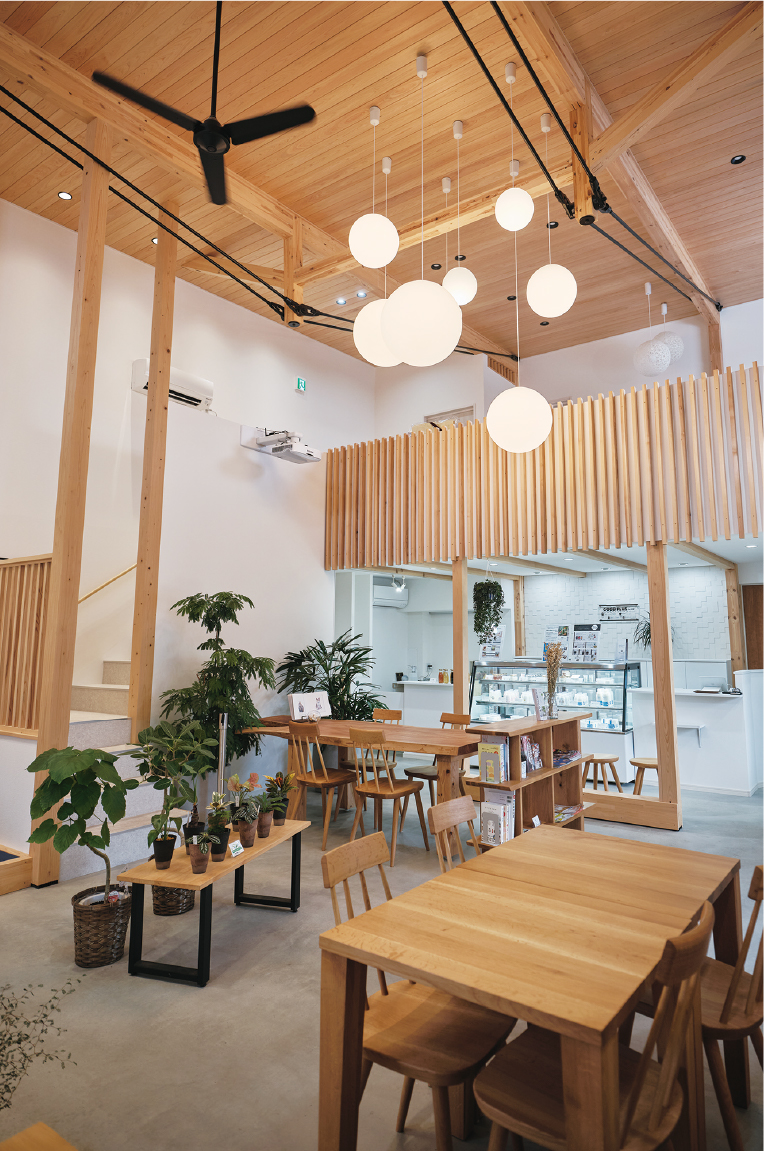 2024年春にオープンした〈GOOD PLUS〉の店舗。1階は〈COWCOWヨーグルト〉の製造・販売、２階では家づくりの相談や打ち合わせを。