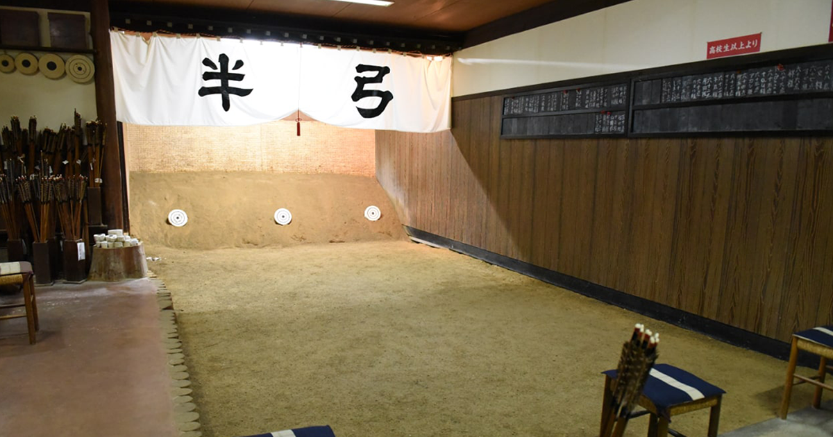半弓道場 - 高山の飲み屋街「朝日町」にて、100年続く弓引く遊び場。 - BLESS mag.