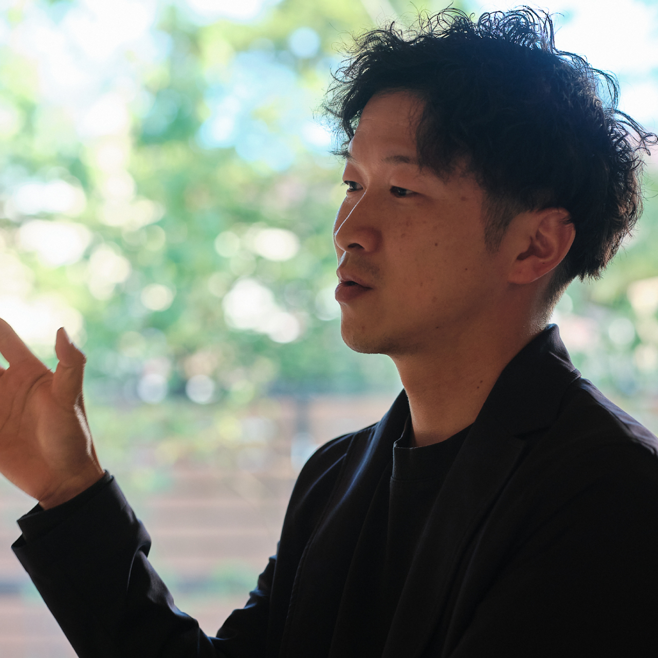 建てること。宣言すること。歌うこと。