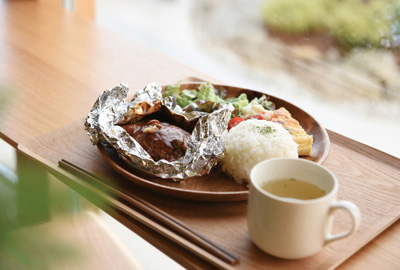 たっぷりの光が差し込む五感がよろこぶカフェにて。