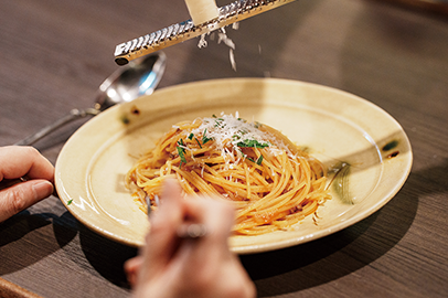 隠れ家的な洋食屋で、 気軽に楽しむ。