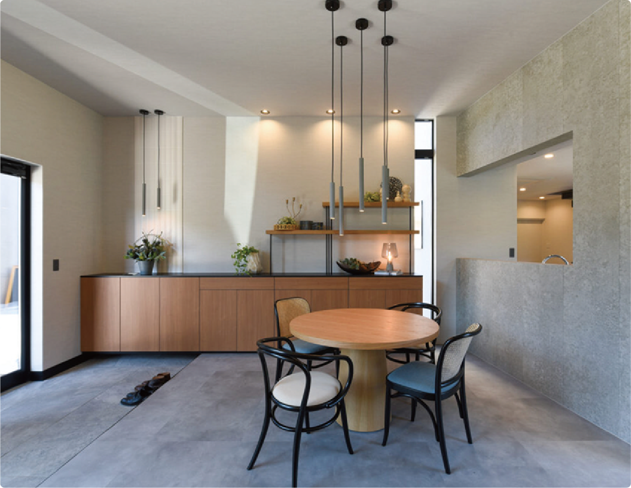 店舗デザインや地元公共事業にも多く携わる同社の多彩な建築ノウハウを体感。併設の飲食店ももちろん〈二村建築〉のデザイン。