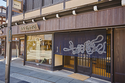変わらぬ場所で始まる新たな息づき。着物と伝統工芸の発信。
